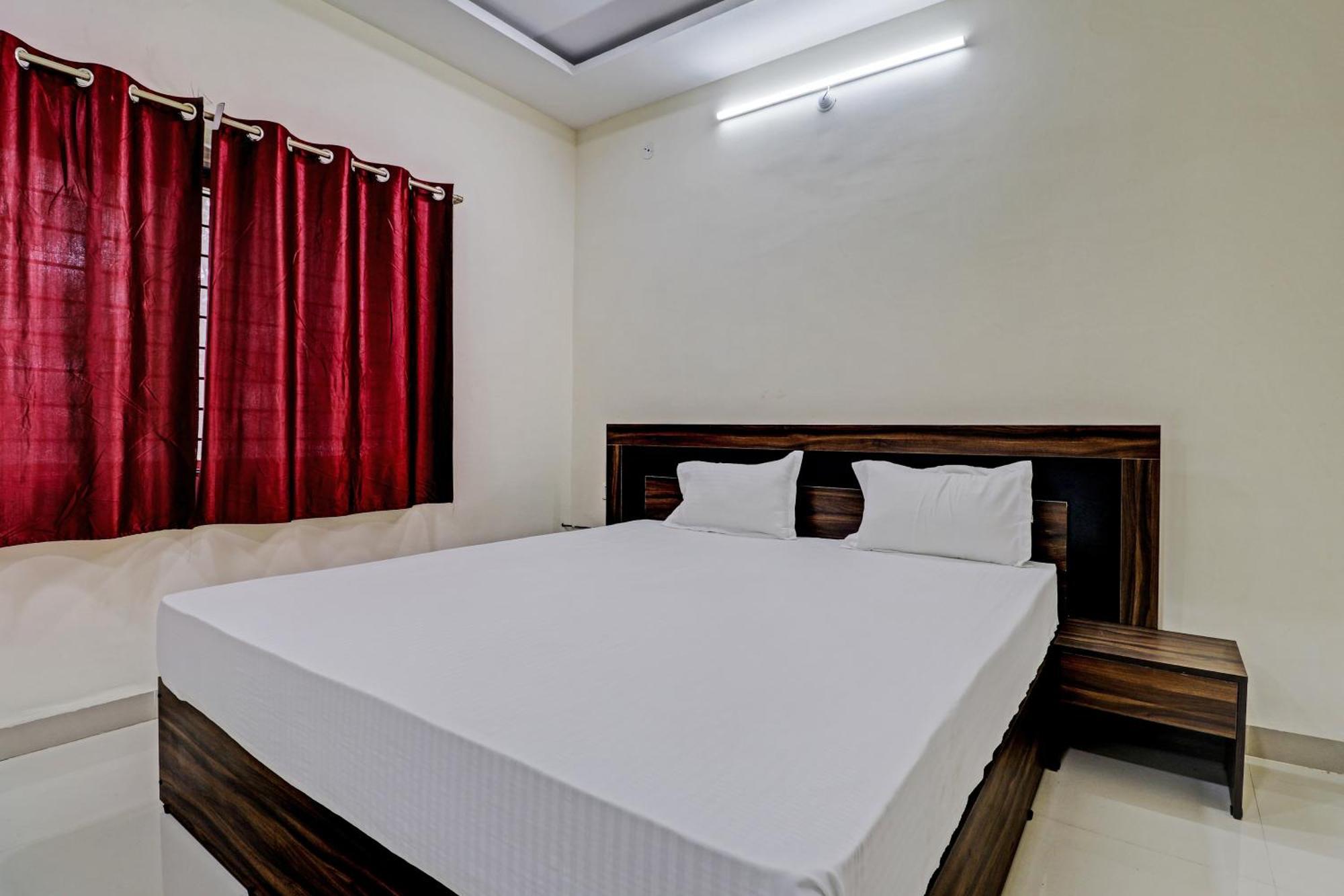 Super Hotel O Midway Treat Dhar Экстерьер фото