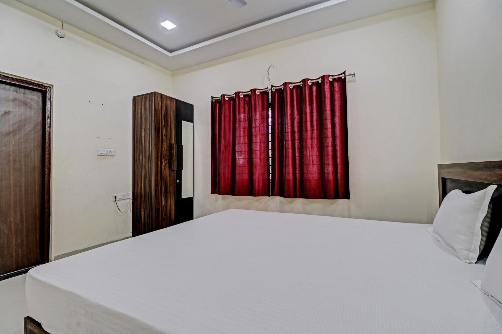 Super Hotel O Midway Treat Dhar Экстерьер фото