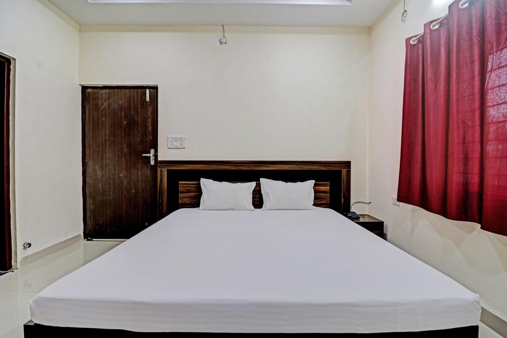 Super Hotel O Midway Treat Dhar Экстерьер фото