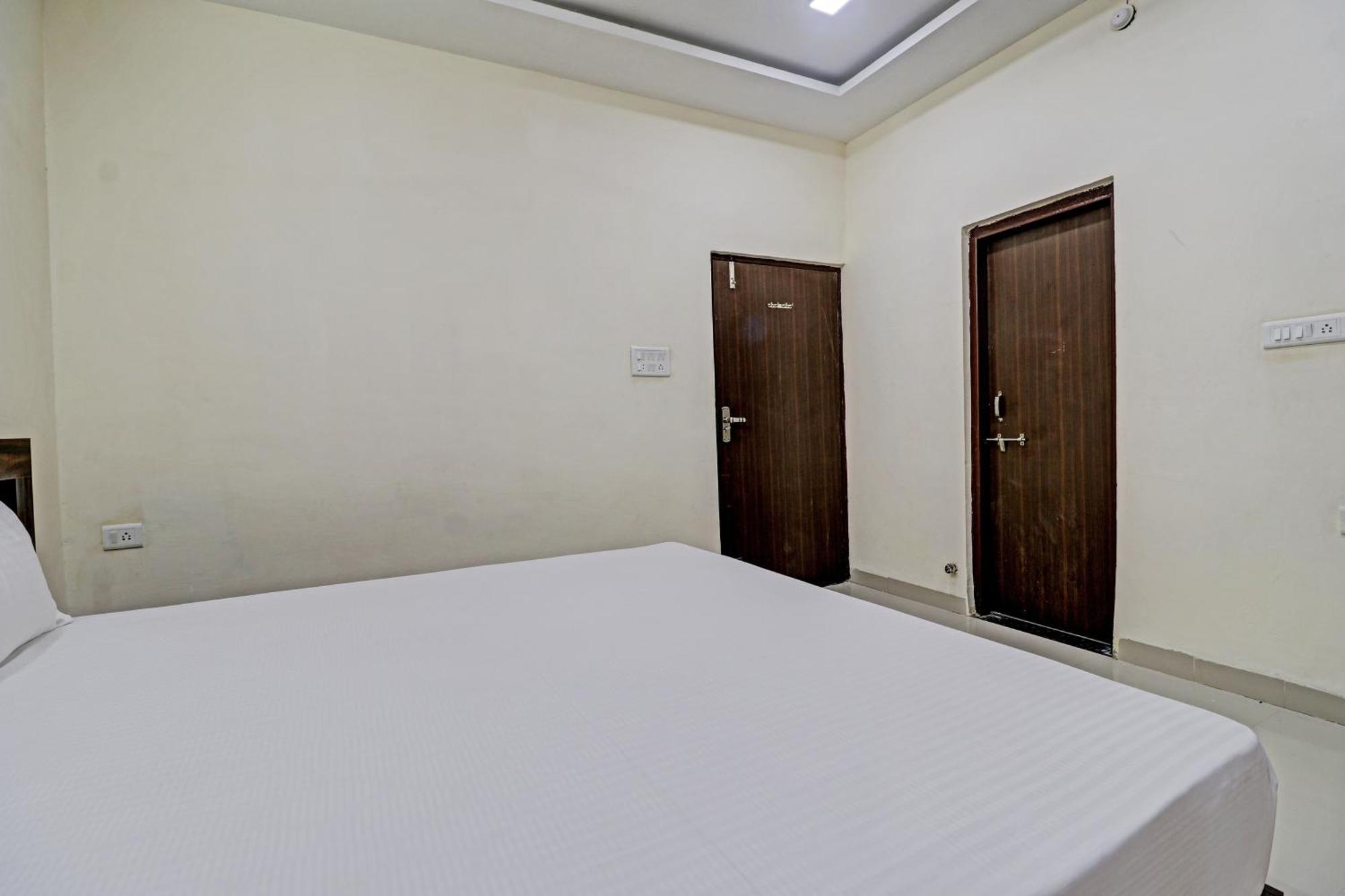 Super Hotel O Midway Treat Dhar Экстерьер фото