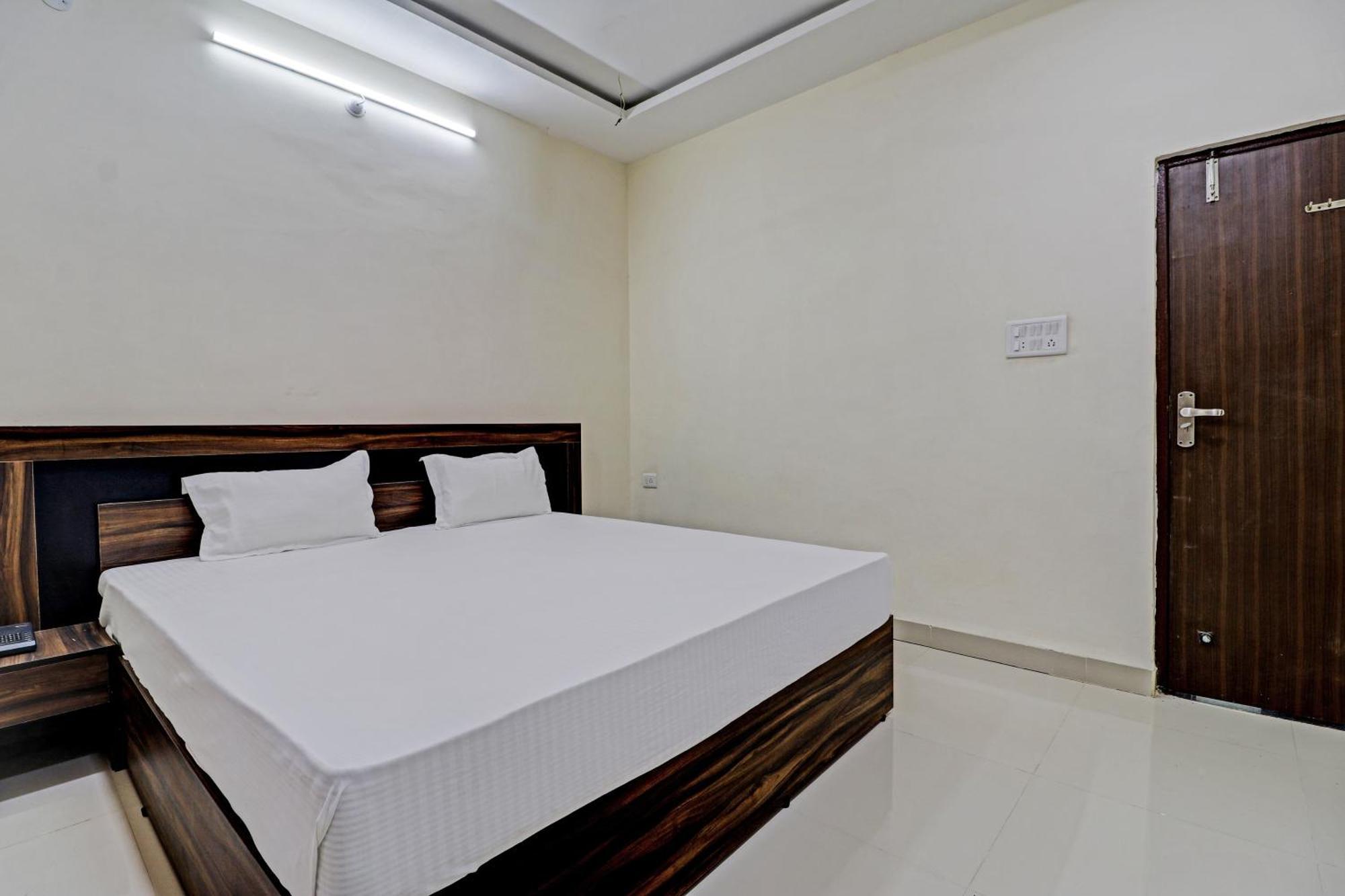 Super Hotel O Midway Treat Dhar Экстерьер фото