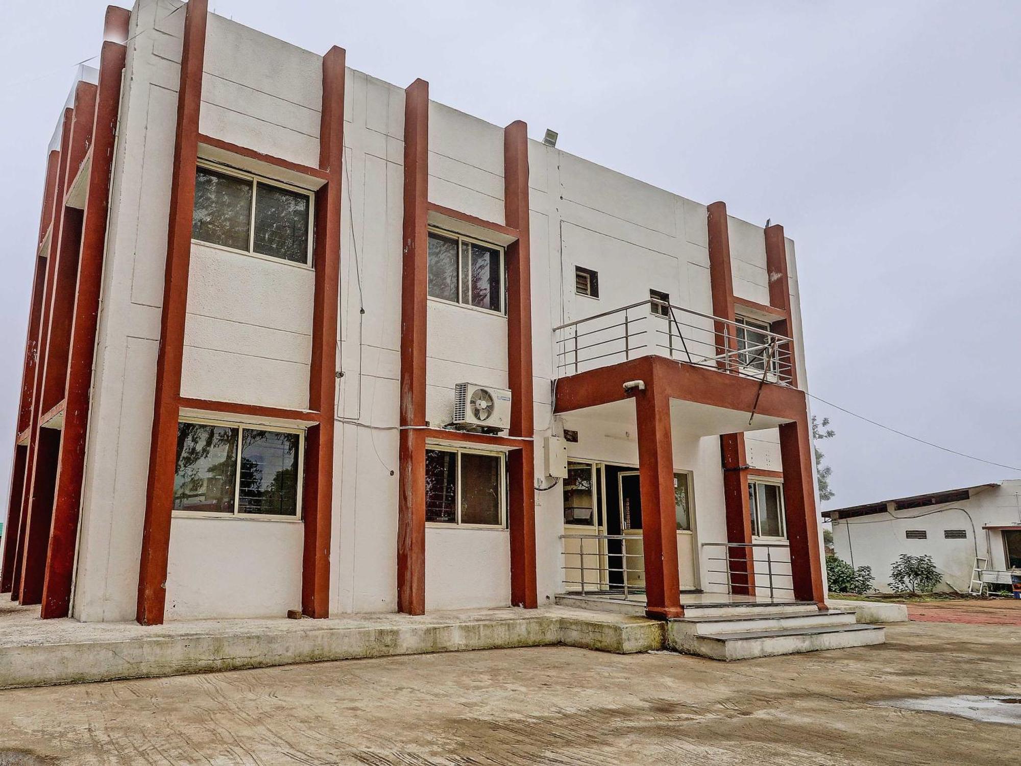 Super Hotel O Midway Treat Dhar Экстерьер фото