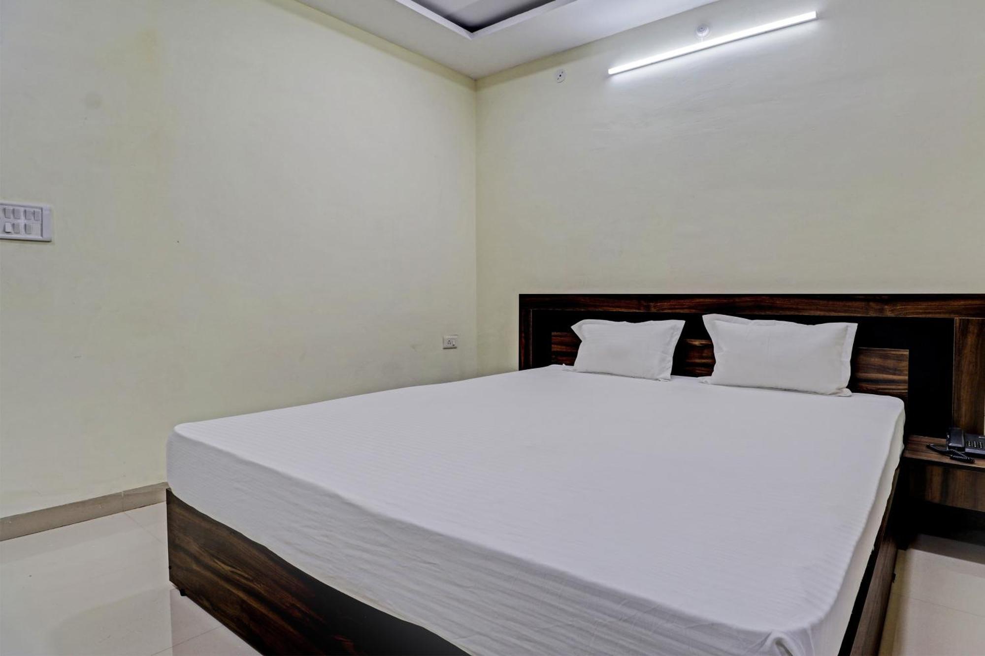 Super Hotel O Midway Treat Dhar Экстерьер фото